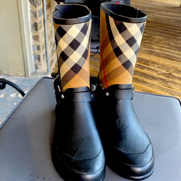 Shoes - Authentic Burberry preowned size 41 /11 women rubber boots